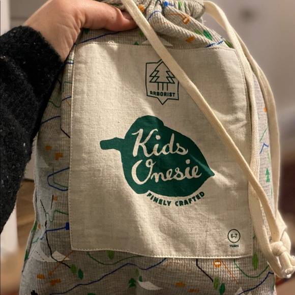 Onsie with ski pattern, age 6-7 true to size. - Picture 2 of 5